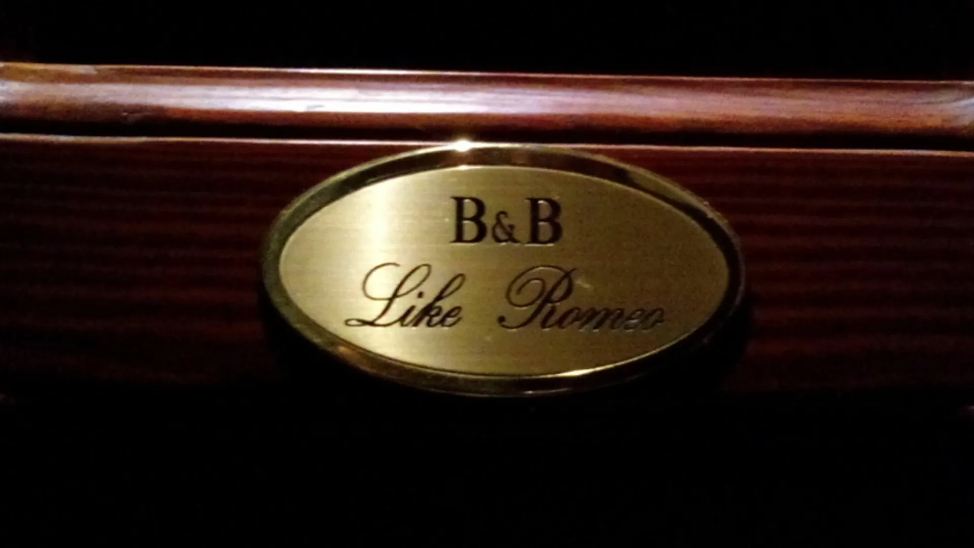 Bed And Breakfast Like Romeo contacts